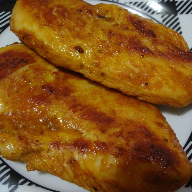 Arroz branco, macarrão, feijão, farofa, salada.