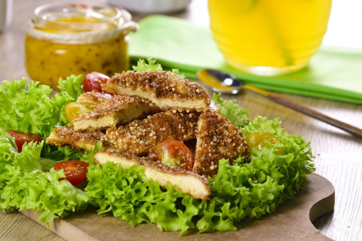 Ensalada Fresca con Pollo Empanizado.