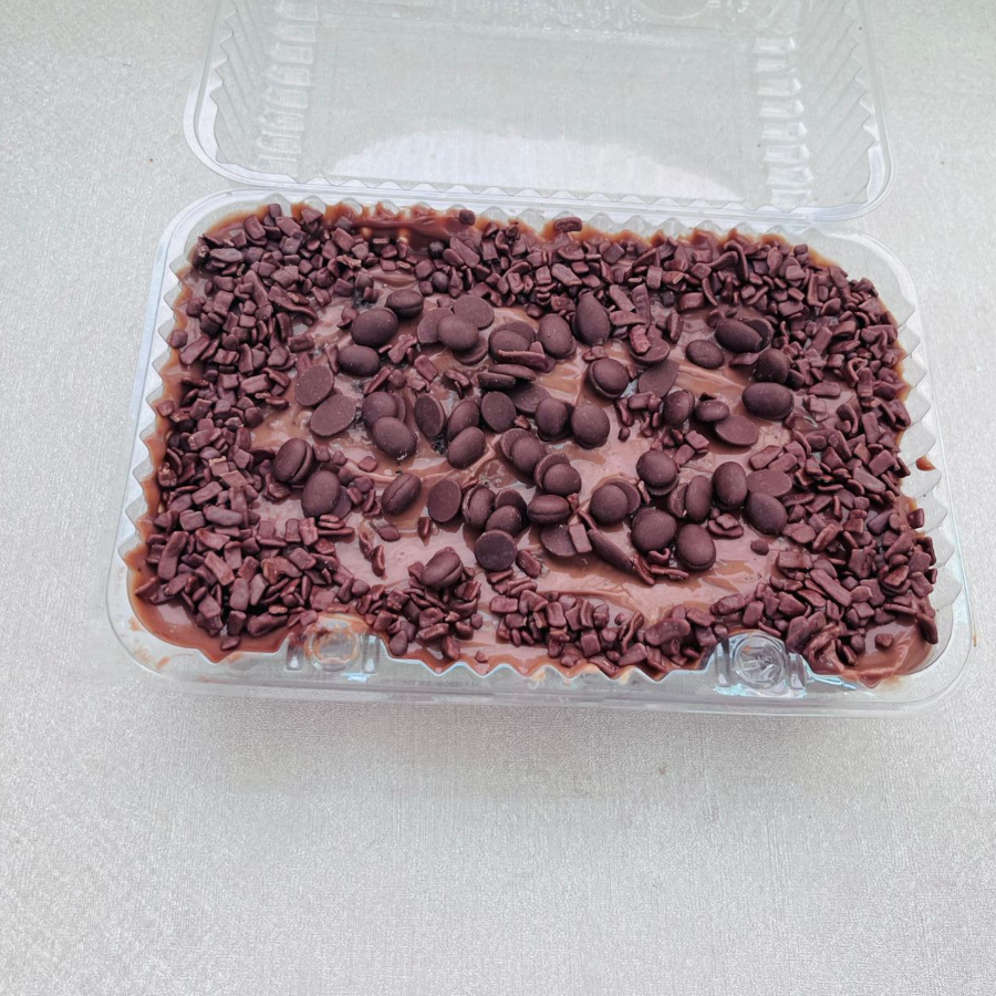 Bolo gelado de massa de chocolate, recheado de brigadeiro de chocolate, finalizado com granulados e gotas de chocolate. Pesando em média 700g.