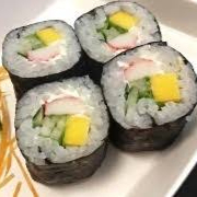 Enroladinho fino com alga por fora, recheado com kani, pepino, manga e cream cheese Leve e refrescante, é uma opção deliciosa para quem curte sabores clássicos com toque cremoso.
