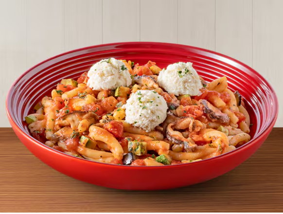 Massa fresca Casarecce feita à mão em nossa cozinha e preparada ao molho de tomate cubetti. Servida com shitake, abobrinha, tomate, berinjela e ricota fresca temperada com parmesão e limão-siciliano.