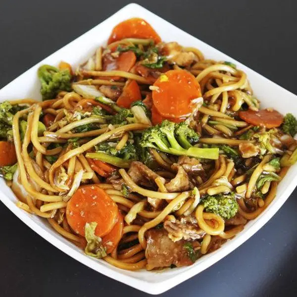 Macarrão com carne e legumes temperado com molho shoyo de soja.