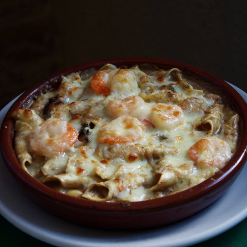massa artesanal com camarões flambados ao vinho branco, ao creme de funghi, gratinada com mozzarella e parmesão - Porção generosa. Serve 1 pessoa com fartura.