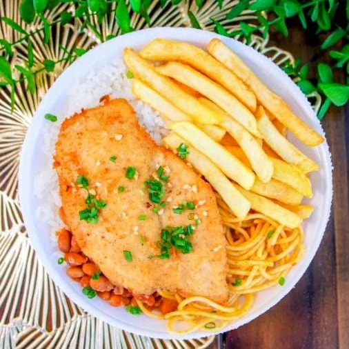 Marmita com delicioso filé de frango empanado na massa crocante acompanhado de arroz branquinho, feijão de caldo, macarrão espaguete temperadinho e batata frita. Marmita P (500 ml), aprox. 400 gramas, serve 1 pessoa