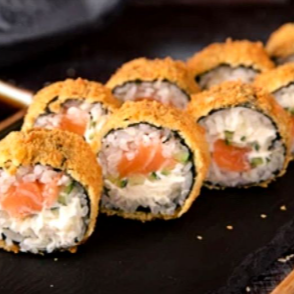 Hossomaki de salmão e cream cheese empanado na farinha panko