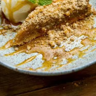 Torta de maçã quente com calda de caramelo