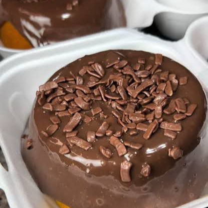 A dose perfeita de doçura para o seu dia. Nosso Vulcão une a leveza do bolo caseiro com uma quantidade exagerada de cobertura artesanal.