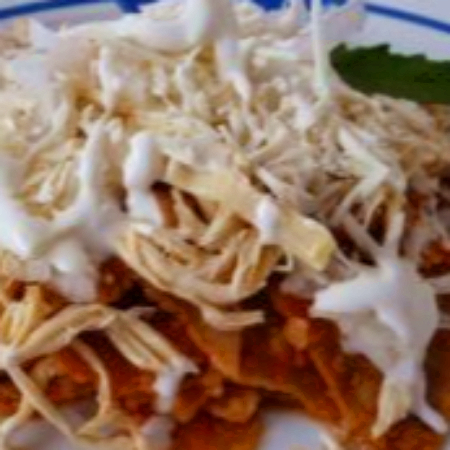 Chilaquiles salsa Suiza con pollo y frijoles