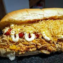 Acompanha: 2 salsichas, purê de batata, cheddar, catupiry, vinagrete (cebola e tomate), ketchup, maionese, queijo mussarela, frango desfiado, milho e batata palha