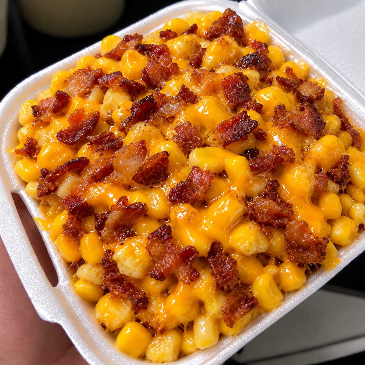 Experimente aproximadamente 340g de milho cozido, bem quentinho, macio e suculento, envolvido em manteiga cremosa, coberto com cheddar derretido e finalizado com bacon crocante em cubinhos. Uma combinação irresistível de milho docinho, cheddar cremoso e aquele sabor defumado do bacon! 🤤🔥
👉 Novidade em Jandira! Perfeito para matar a fome e deixar seu dia muito mais saboroso. 🌽🥓🧀