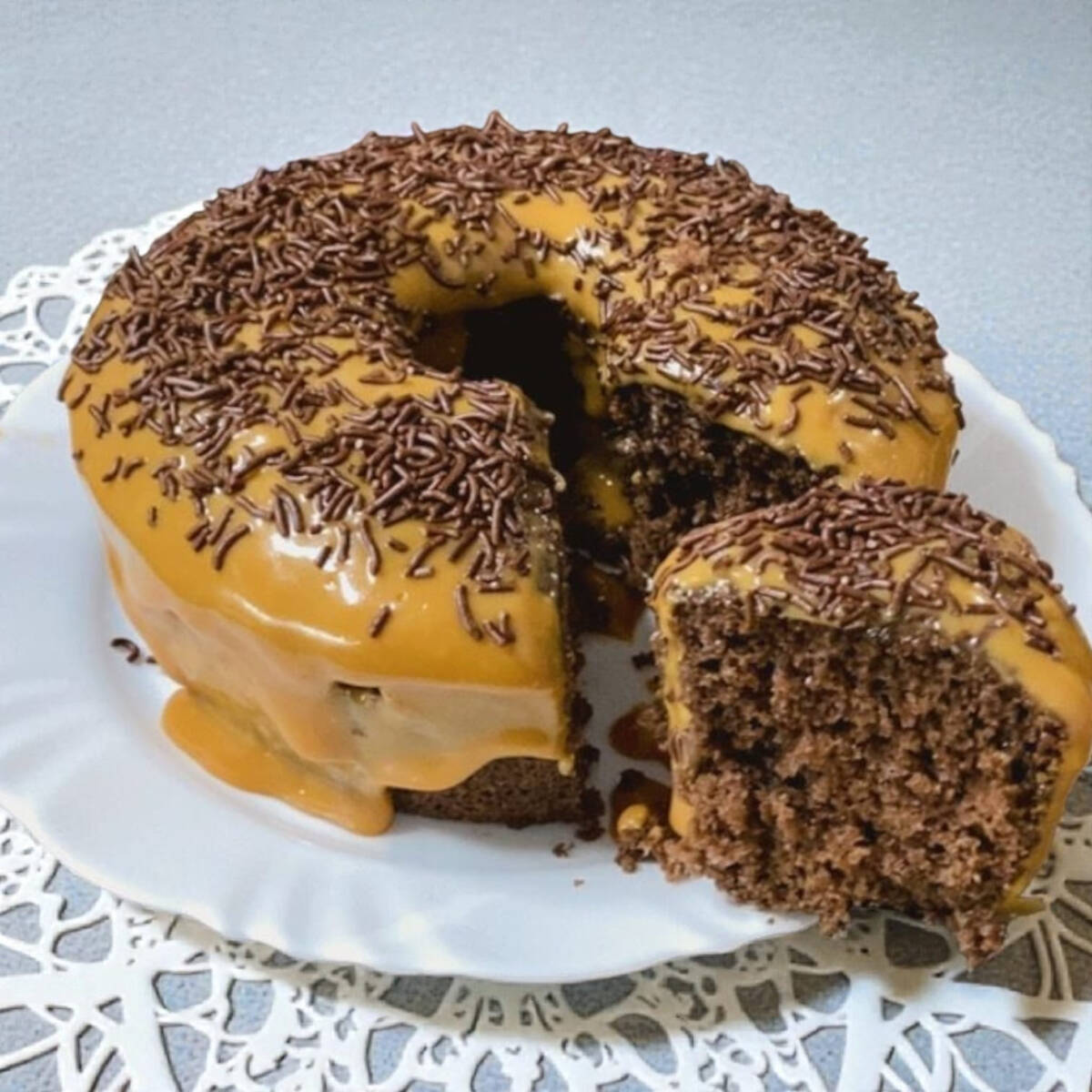 Bolo caseiro de chocolate com cobertura de doce de leite finalizado com chocolate granulado