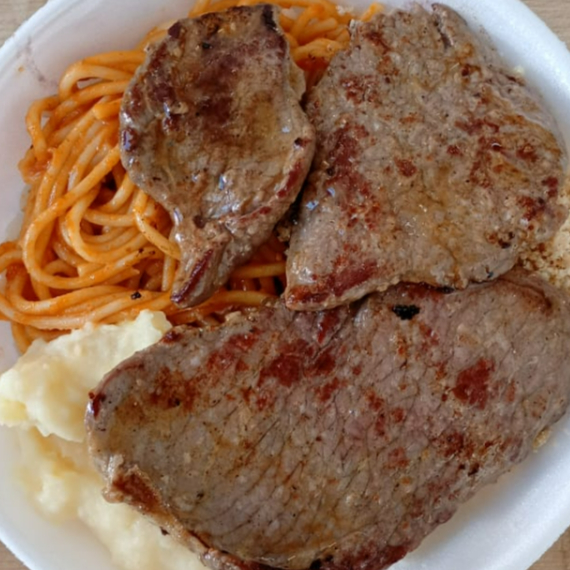 Esta marmita acompanha arroz soltinho, feijão bem temperado, macarrão delicioso, legumes refogados e farofa caseira.