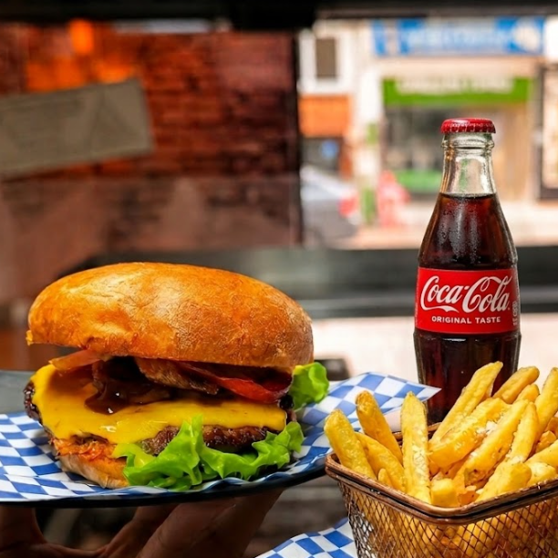 Combo Hamburguesa La Pionera + papas y gaseosa