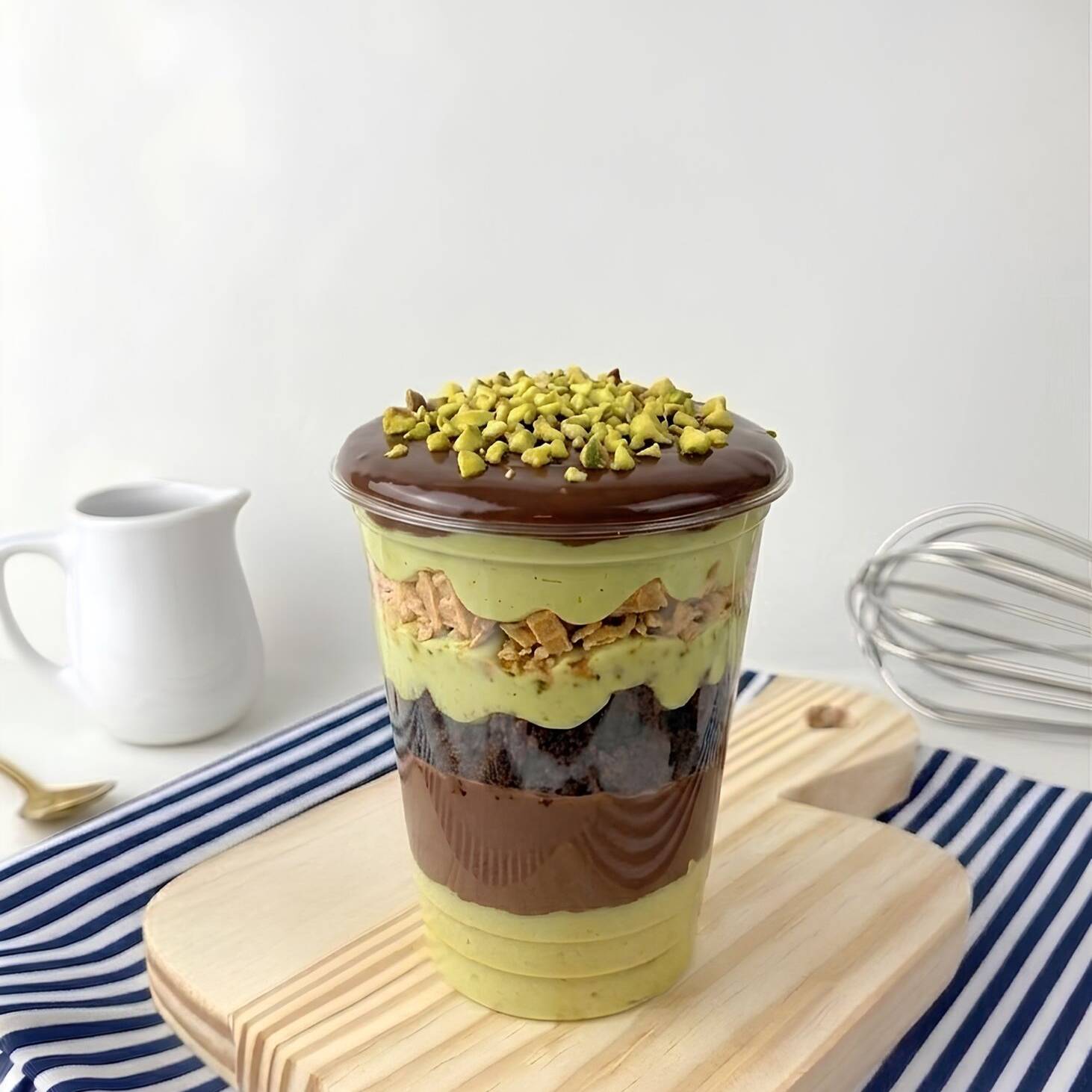 Inspirado em um dos sabores mais amados da Bacio di Latte, este copo é uma verdadeira experiência para os apaixonados por pistache. Camadas irresistíveis de brownie super úmido e molhadinho, creme de pistache extremamente cremoso, chocolate 50% cacau e crocantes que garantem a textura perfeita a cada colherada.