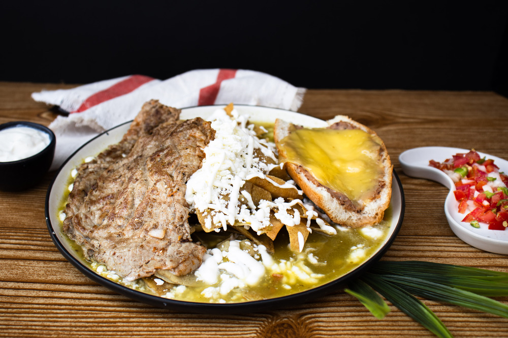 Chilaquiles C/Bistec + Mollete + Café