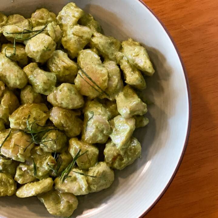 Nhoque de batata feito na casa, envolto em pesto de manjericão fresco, com um toque de creme de leite, para uma textura irresistivelmente cremosa. Finalizado com parmesão ralado e manjericão fresco. Aprox. 300g