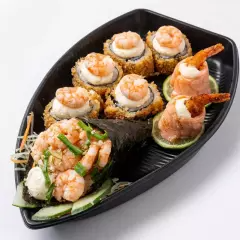 6 hots crocantes de salmão com cobertura de creme cheese finalizado com camarão + 1 Temaki de camarão por nossa conta. Ideal para uma pessoa.