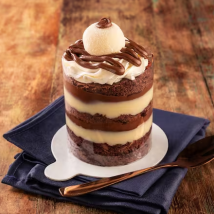 Massa Chocolate molhadinha, com duas camadas de recheio de brigadeiro de Ninho e Nutella finalizado com chantinhinho e brigadeiro de Ninho com Nutella. bolo com 7,5 cm diâmetro.