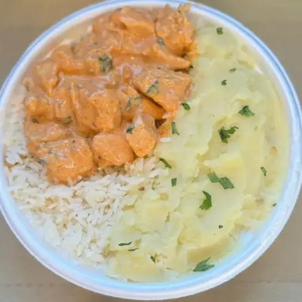 Marmita com delicioso filé de frango ao molho estrogonofe acompanhado de arroz branco e purê de batatas inglesas. Marmita indicada para 01 pessoa.