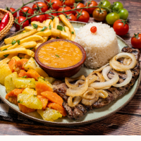 Arroz branco, feijão, fritas e legumes