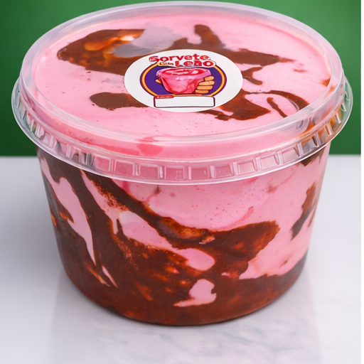 Sorvete sabor Morango, fabricado com a fruta e a base de leite integral, trufado com chocolate ao leite.
