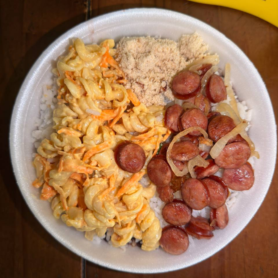 Linguiça acebolada bem douradinha, arroz soltinho, feijão caseiro, macarronese cremosa e farofinha pra completar 🍽️🔥 Um prato com sabor marcante, daquele que lembra almoço feito com cuidado e deixa a fome sem chance 😋🌟