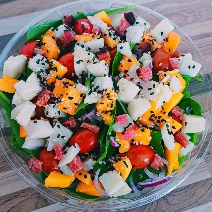 Alface, cebola roxa, tomate cereja, manga, palmito, bacon. Acompanha molho