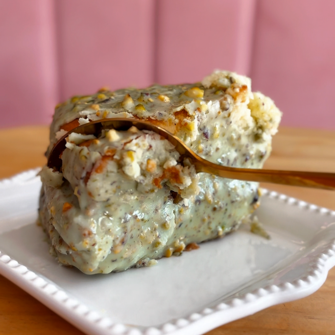 CHOCOLATE BRANCO NOBRE COM PEDAÇOS DE PISTACHE