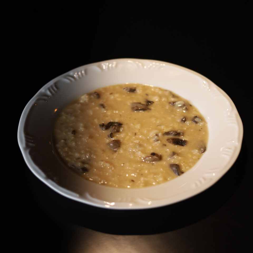 Risoto cremoso de funghi, finalizado com manteiga e parmesão