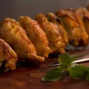 deliciosas coxas com , acompanhado de batatas