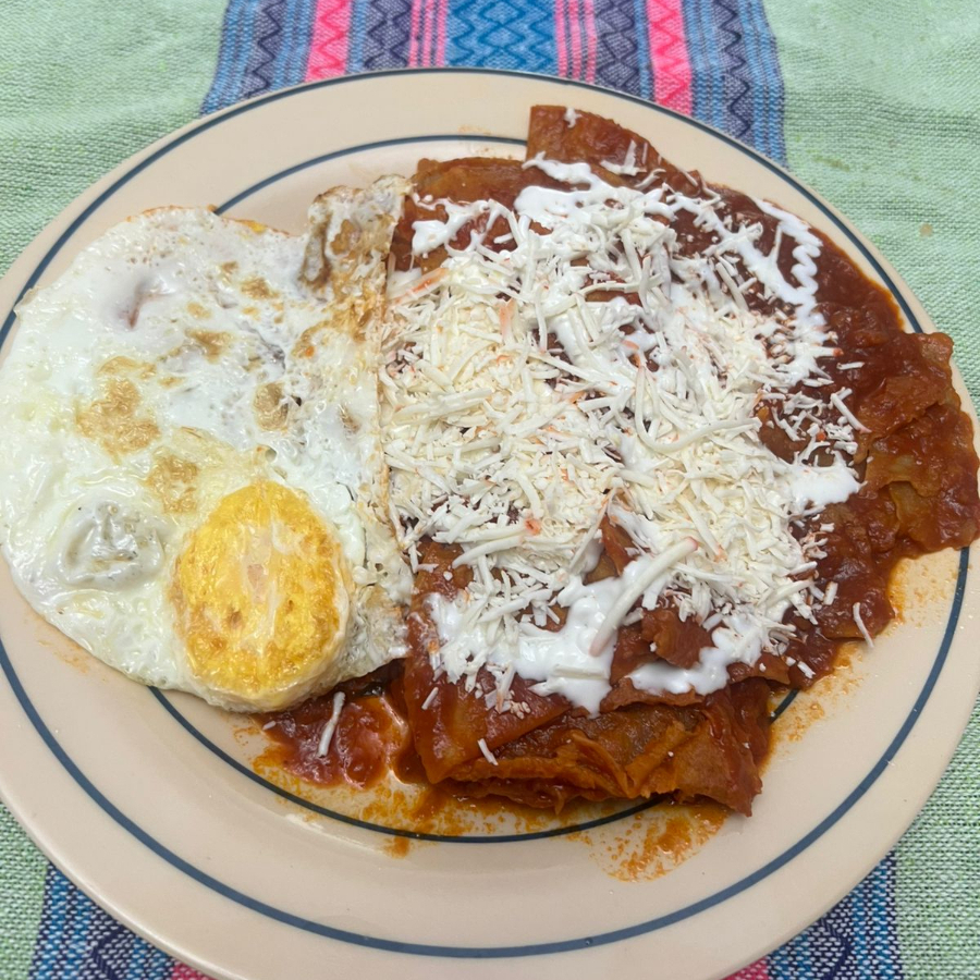 Chilaquiles con Huevo Guajillo