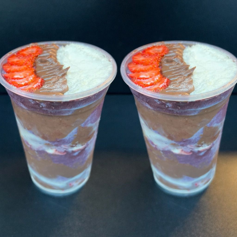 Combo Premium – O dobro de sabor, o dobro de felicidade! 💜 2 copos de 400ml com açaí premium cremoso, creme de avelã com cacau, morangos frescos, banana, leite ninho original e leite condensado. Uma combinação irresistível, perfeita para compartilhar e transformar qualquer momento em algo ainda mais especial!
