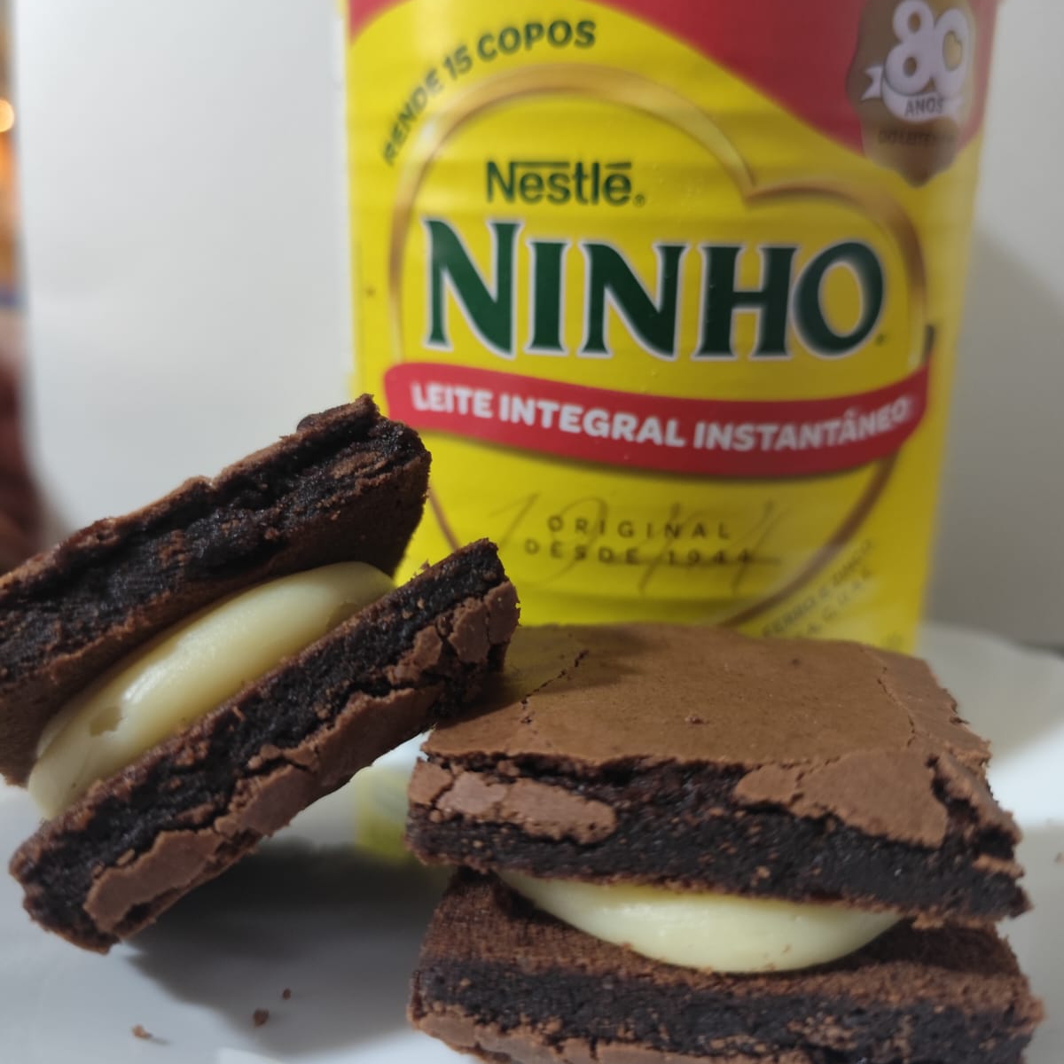 Nossa massa bem chocolatuda de brownie com uma leve casquinha crocante por fora. Recheado nosso doce cremoso de leite Ninho.