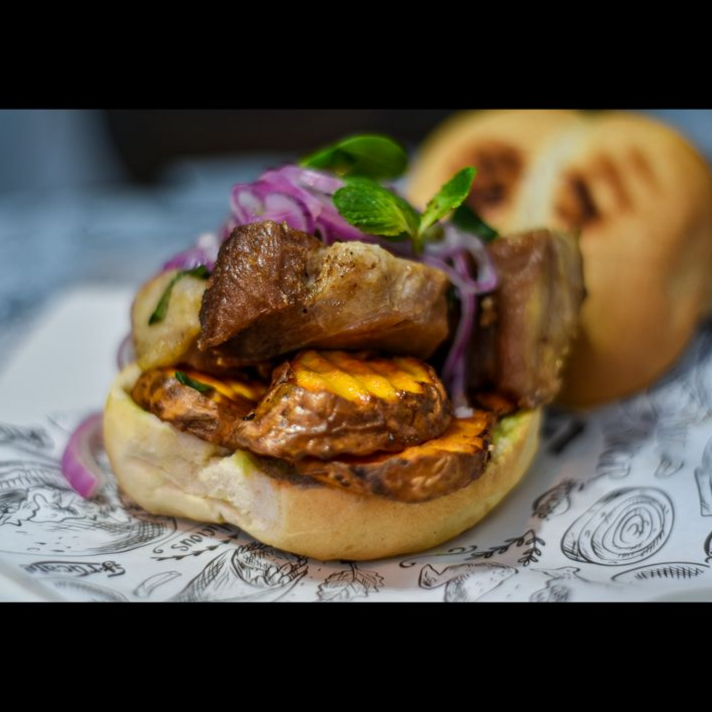 Sánguche de Pan con Chicharrón