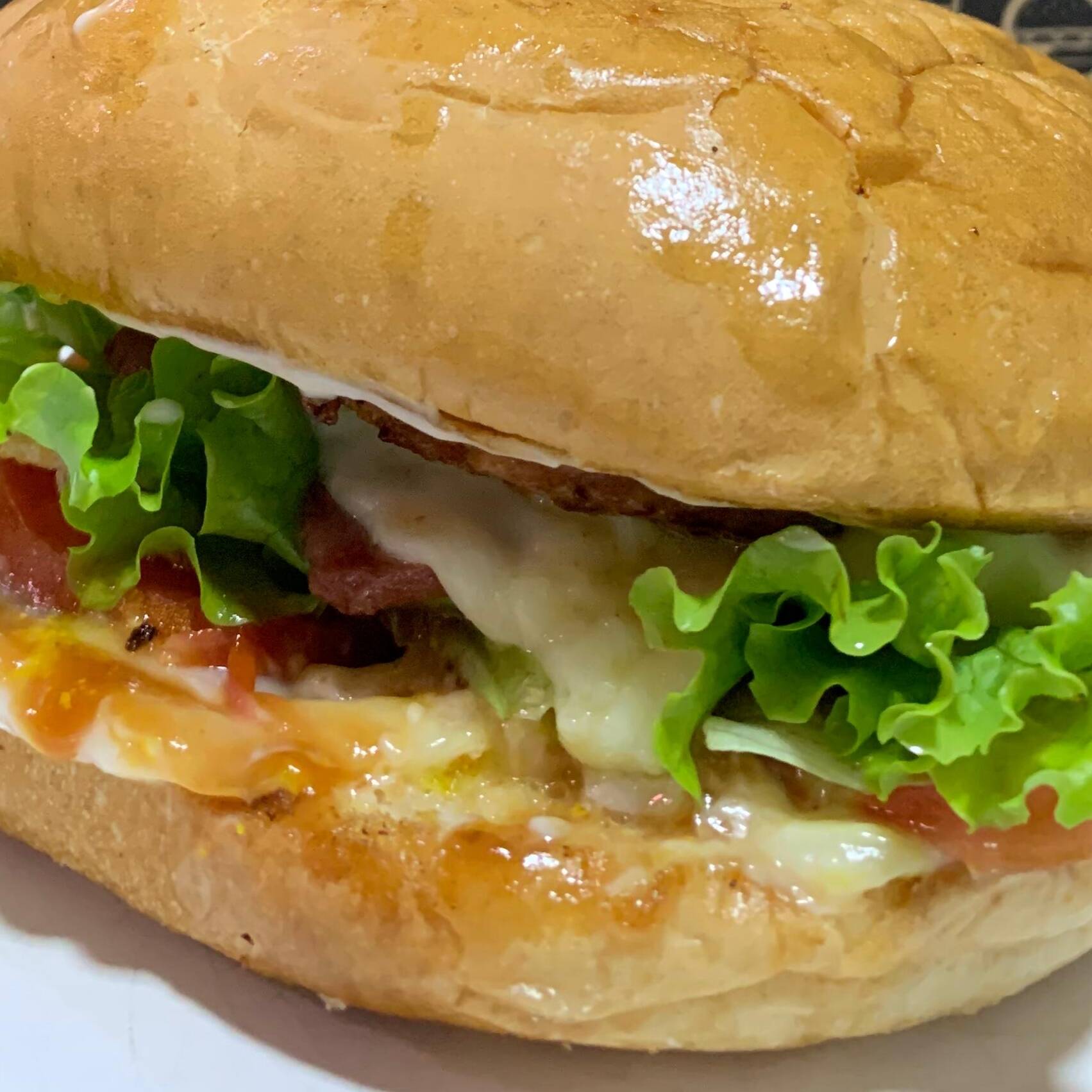 PÃO, HAMBÚRGUER, QUEIJO ALFACE, TOMATE, KETCHUP, MOSTARDA, REQUEIJÃO, CHEDDAR, FRANGO.
