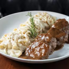 Escalopes de mignon ao molho roti e fettuccine ao molho alfredo.