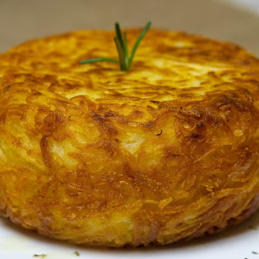 Apresentamos nosso cativante Aipim Suíço, carinhosamente recheado com um sublime Strogonoff de Frango, um dos destaques da nossa seleção 'Itens Especiais'. Este prato é uma verdadeira sinfonia de sabores suculentos, com o aipim crocante em perfeita harmonia com o frango tenro e cremoso do strogonoff. Uma deliciosa aventura culinária que transportará seu paladar direto para as delícias da culinária suíça. Prepare-se para uma experiência inesquecível!