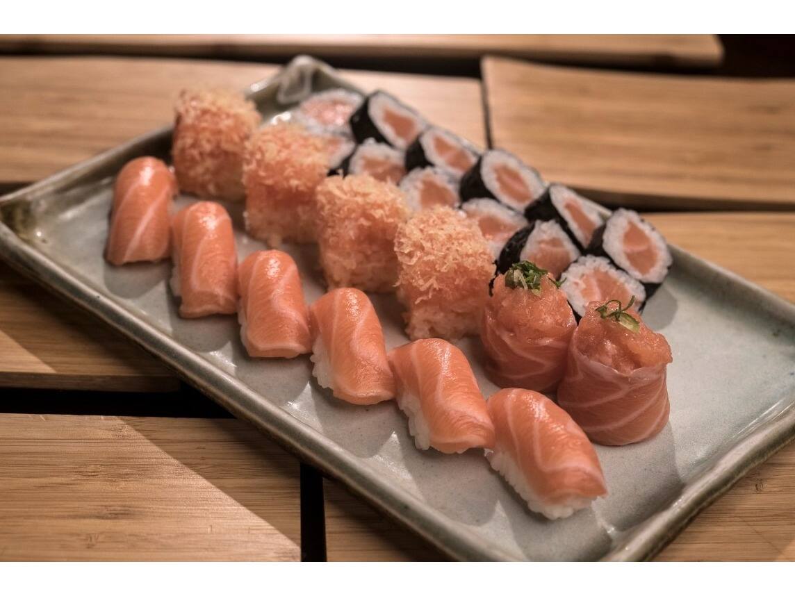 6 mini niguirizushi, 4 bateras, 8 hossomakis de salmão, 2 mini dyo. Não realizamos troca de peças.