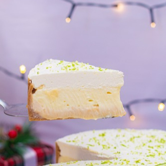 Uma base crocante de biscoito amanteigado, camadas de creme branco e mousse de limão, finalizadas com chantilly macio e raspas de limão. Uma sobremesa leve e refrescante!