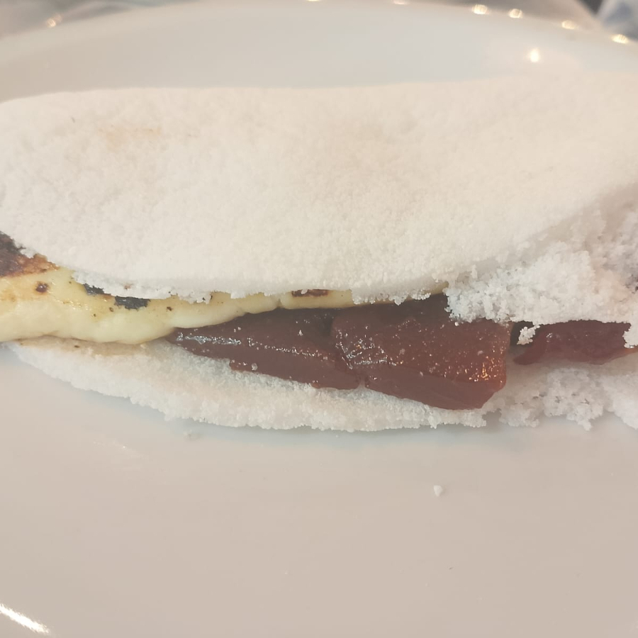 Massa, coco ralado, queijo coalho e goiabada