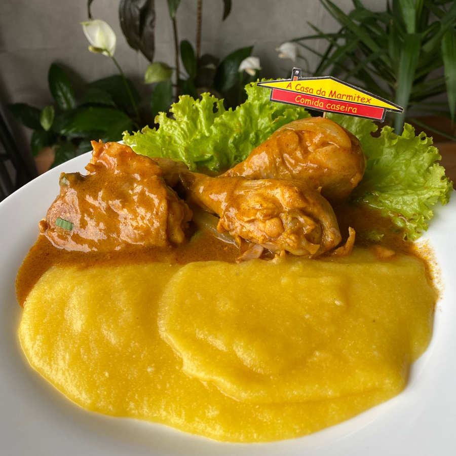 Marmita acompanha: arroz, feijão, macarrão ao molho de carne, abobrinha refogada e farofa. Saladinha :D