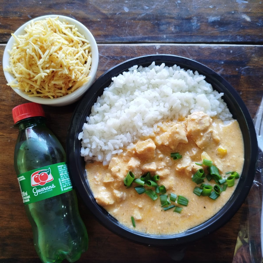Arroz soltinho com estrogonofe cremoso, com azeitona e milho, acompanha batata frita e um Refrigerante pet