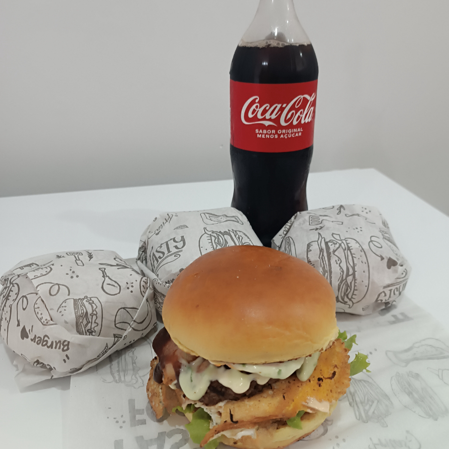 4 salada monster,1 coca 1lt, Pão brioche, 2 hambúrguer, 2 bacon, ovo, alface ,cebola roxa, tomate, baconesse, molho verde.