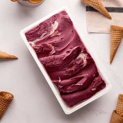 Açaí orgânico combinado com calda cremosa de leite.