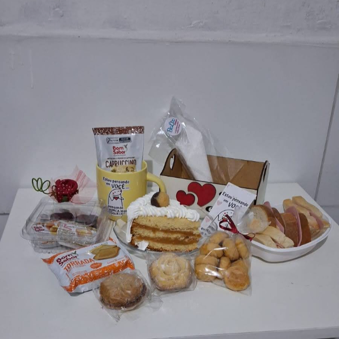 01 Fatia de torta + 01 Geleia mini+01Manteiga mini+01 café capuccino +03 biscoitos caseiros+02 Mini Sanduíches + 02 Trufas +Cartão + Caneca
