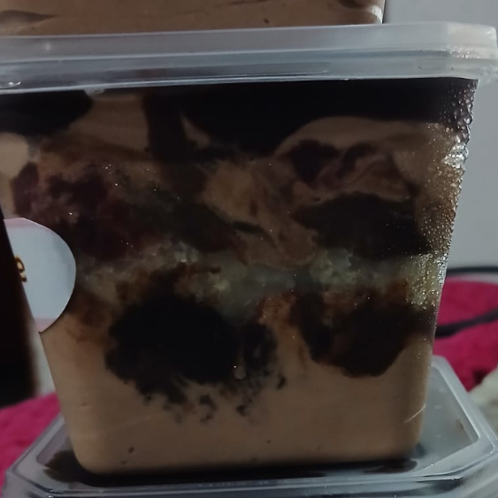 recheio de chocolate ao leite, com geleia de morangos, fatia de bolo com uma ganache de chocolate.