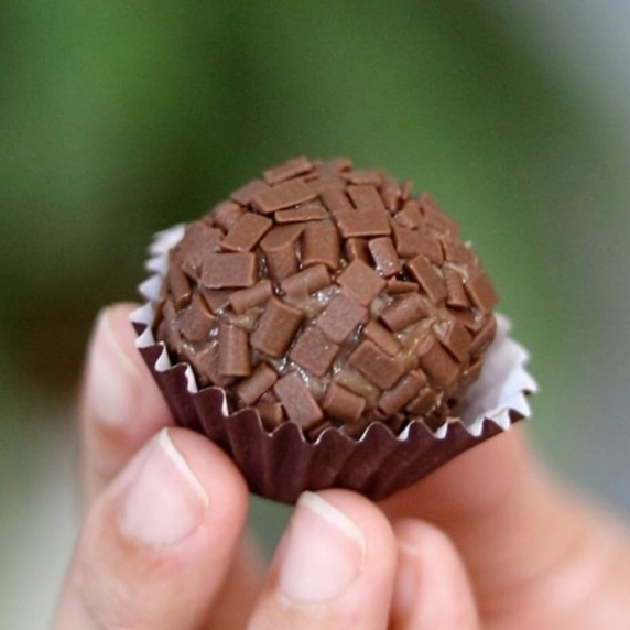 Brigadeiro de chocolate 50% banhado em confeito de chocolate ao leite.
Aprox. 18g.