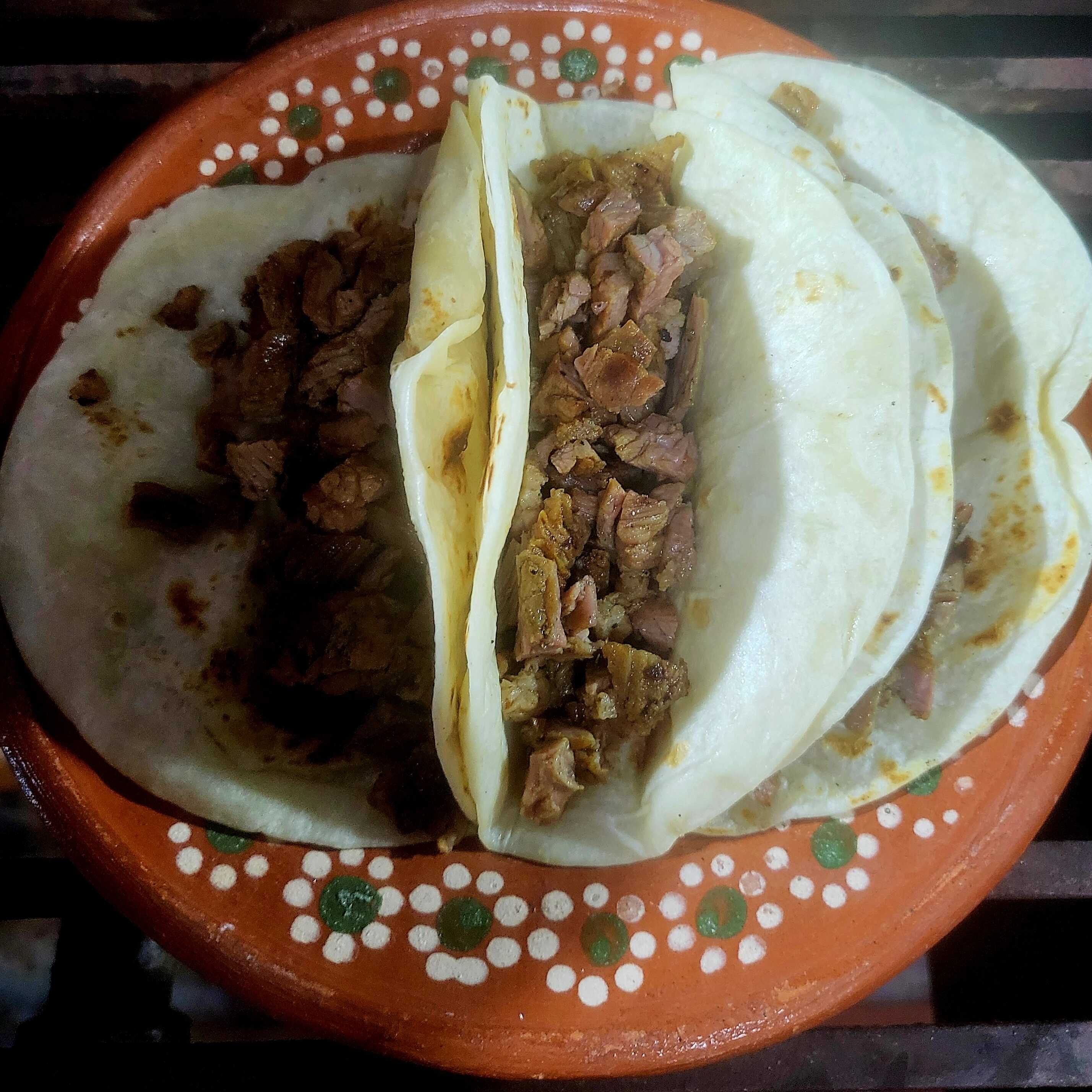 ORDEN DE 4 TACOS DE HARINA CARNE ASADA