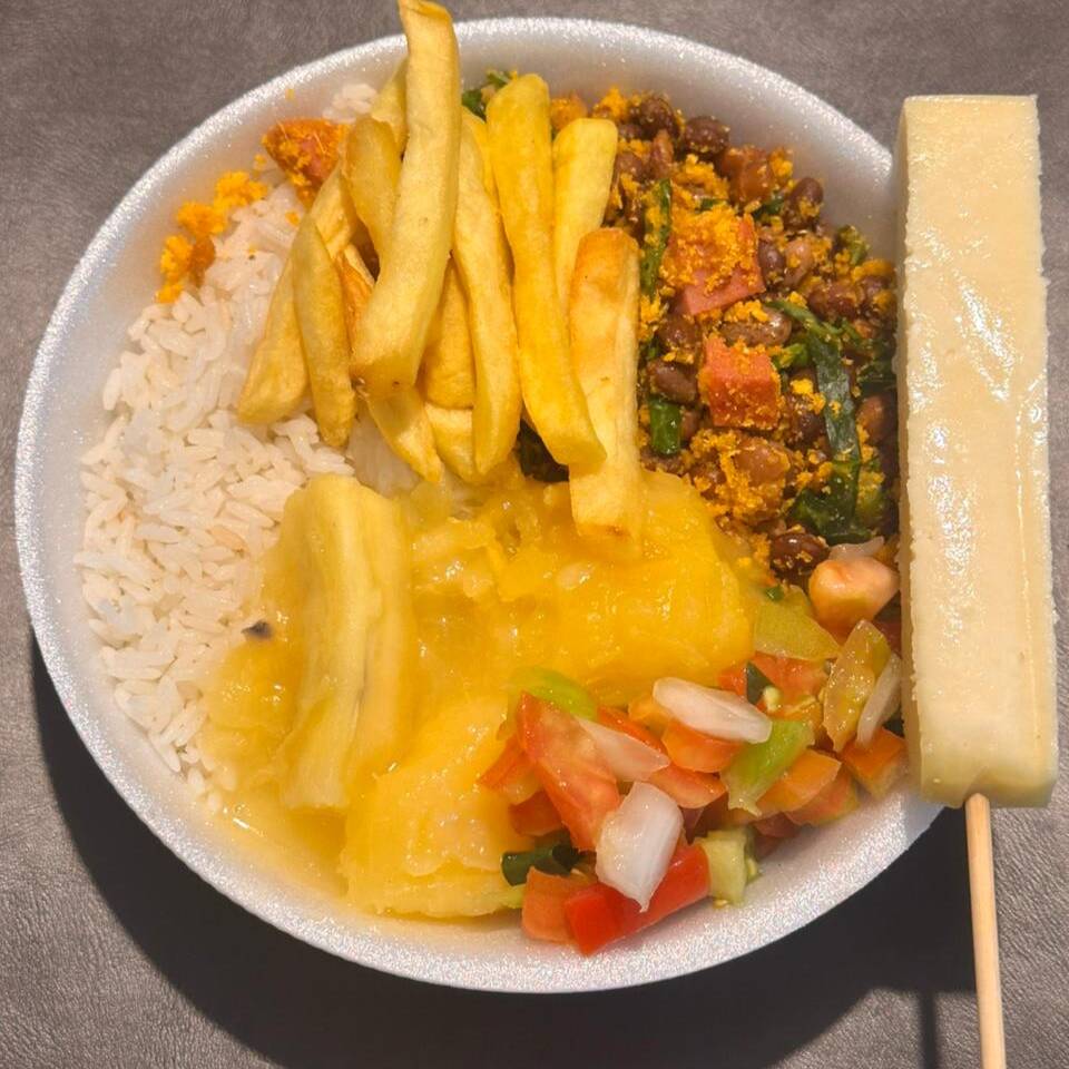 Arroz, feijão tropeiro ou caldo, vinagrete, mandioca, batata frita.