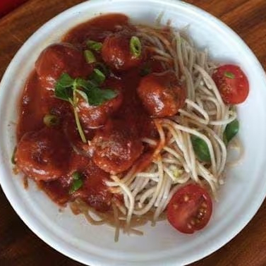 Delicioso macarrão alho e óleo e almondegas ao molho sugo.